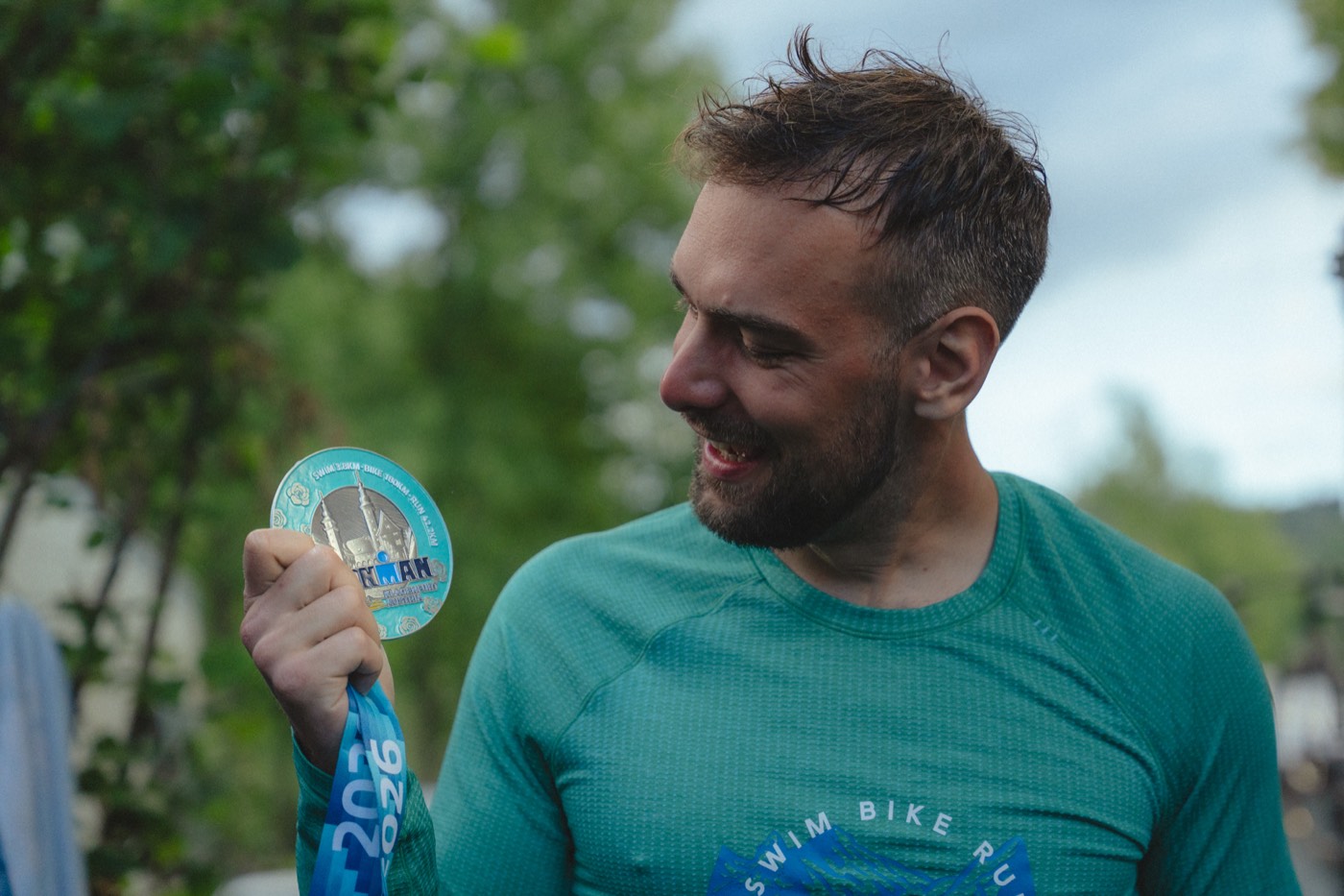 Petr Oliver s finisher medailí IRONMAN Klagenfurt 2026