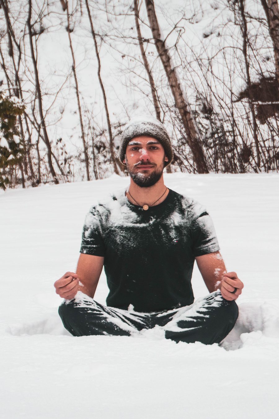 Petr Oliver při meditaci ve sněhu