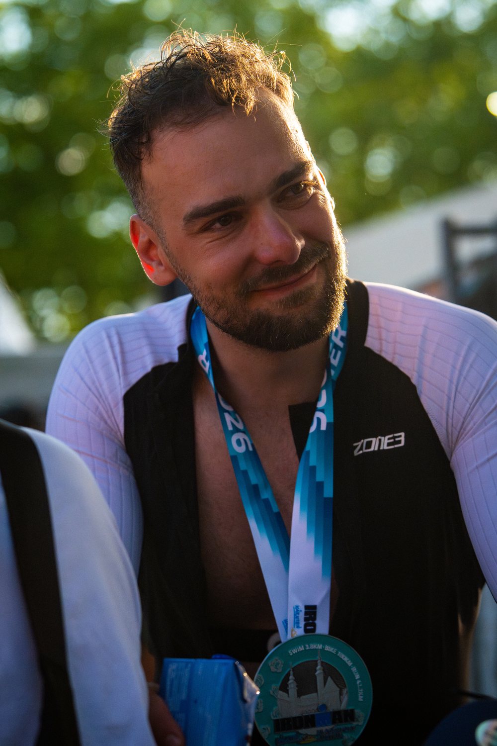 Petr Oliver s finisher medailí IRONMAN Klagenfurt 2026